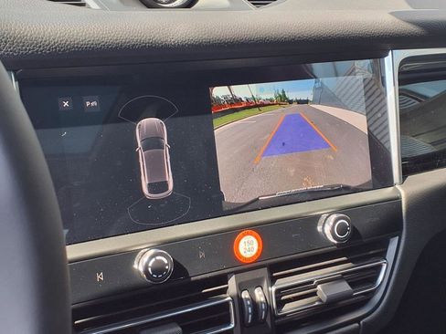 Certified 2025 Porsche Macan image 8