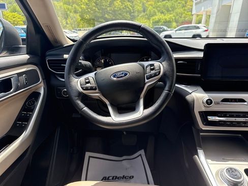 Used 2022 Ford Explorer XLT w/ Equipment Group 202A image 16