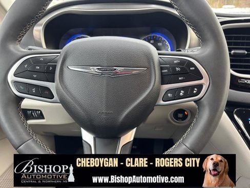Used 2023 Chrysler Pacifica Touring-L image 35