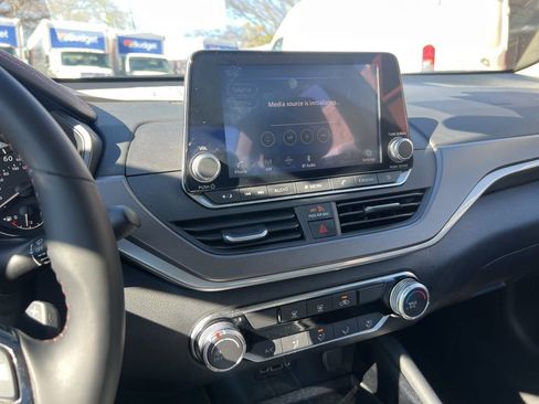 Used 2025 Nissan Altima 2.5 SR image 11