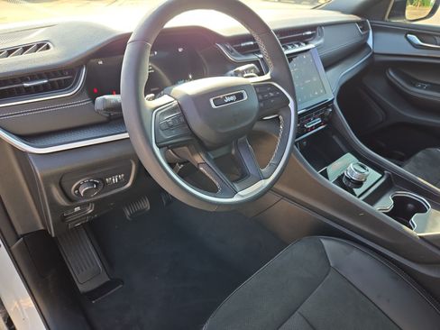 Used 2025 Jeep Grand Cherokee L Altitude RWD image 13