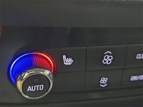 Used 2020 Buick Enclave Essence image 6