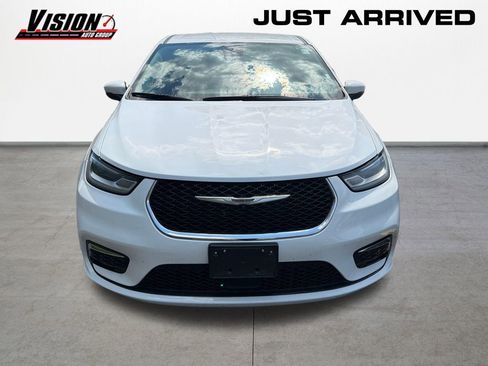 Used 2023 Chrysler Pacifica Touring-L FWD image 2