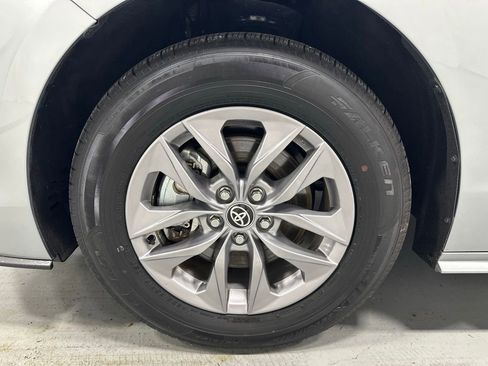 Used 2025 Toyota Sienna LE FWD image 65