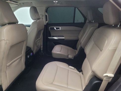 Used 2022 Ford Explorer XLT w/ Equipment Group 202A AWD/4WD image 18