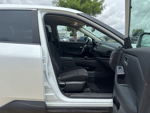 Certified 2025 Nissan Rogue SV FWD image 16