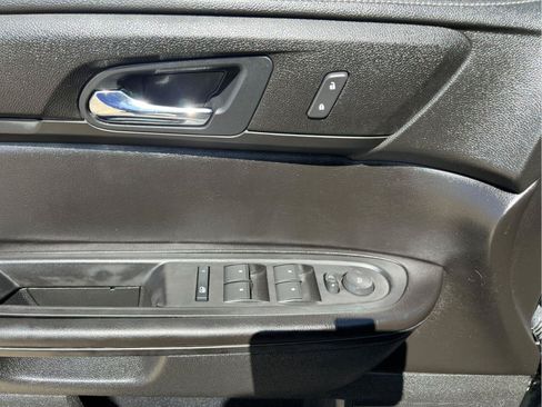 Used 2017 Chevrolet Traverse LT w/ Style and Technology Package FWD image 11