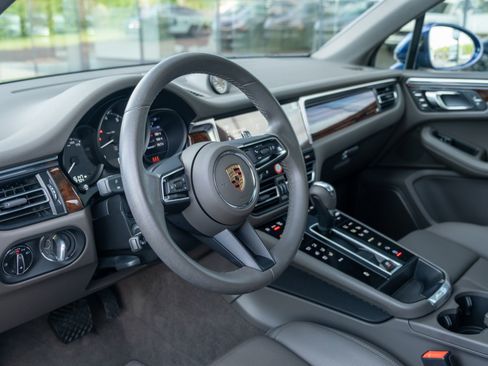Certified 2023 Porsche Macan AWD/4WD image 4