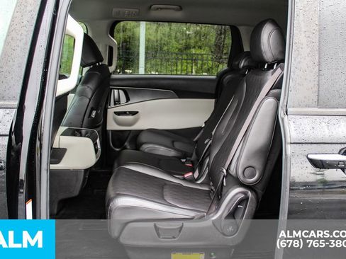 Used 2022 Kia Carnival LX FWD image 18