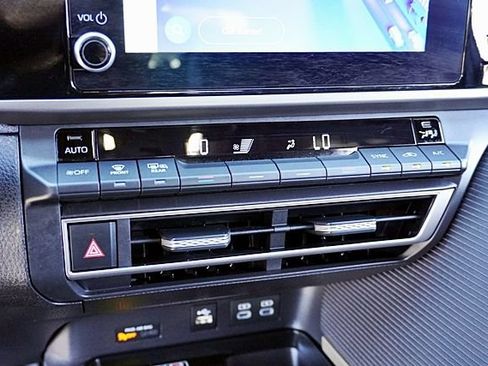 Used 2025 Toyota Camry SE FWD image 27