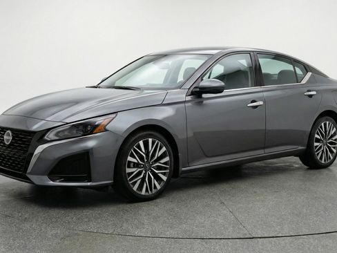 Used 2025 Nissan Altima 2.5 SV FWD image 3