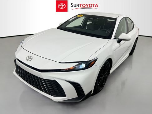 Used 2025 Toyota Camry SE image 9