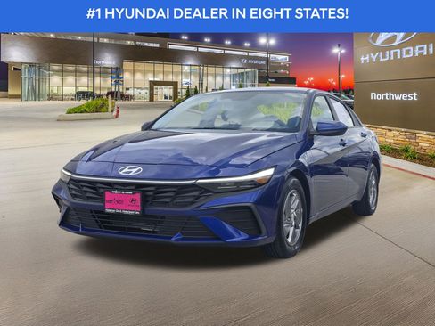 Certified 2025 Hyundai Elantra SE FWD image 2