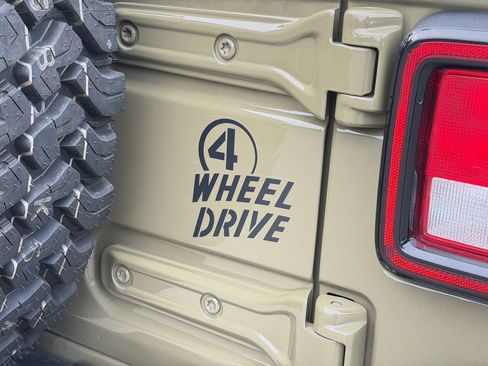 Used 2025 Jeep Wrangler Sport AWD/4WD image 33