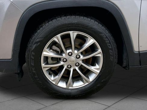 Used 2019 Jeep Cherokee Latitude Plus FWD image 11