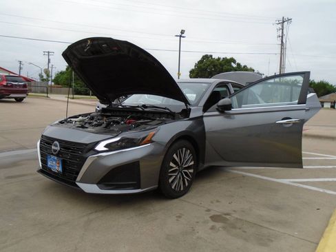 Used 2024 Nissan Altima 2.5 SV FWD image 26