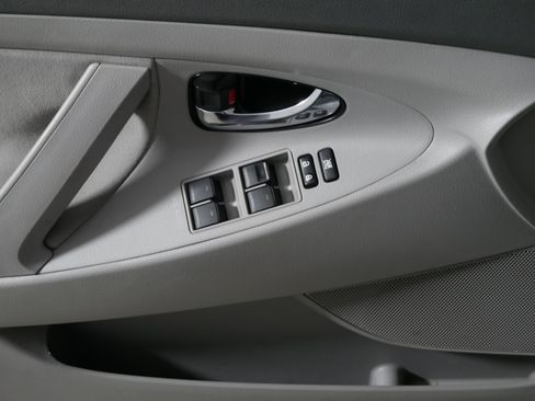 Used 2011 Toyota Camry LE image 19