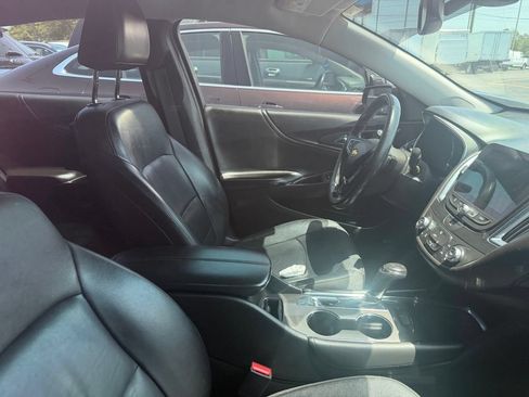 Used 2018 Chevrolet Malibu LT w/ Leather Package FWD image 10