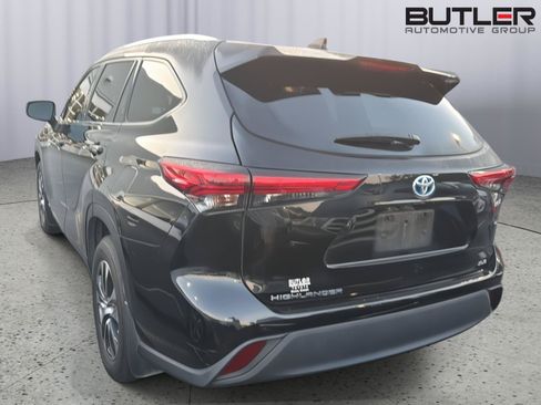 Certified 2021 Toyota Highlander XLE AWD/4WD image 10