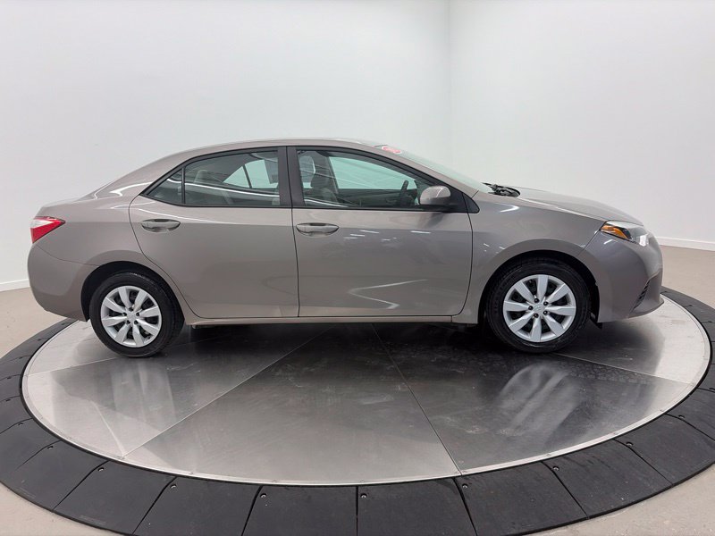 Used 2015 Toyota Corolla LE FWD image 2
