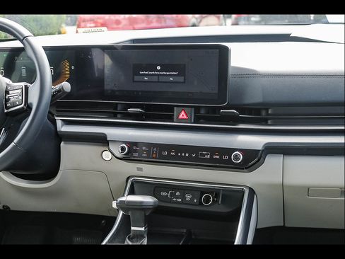 Used 2025 Kia Carnival EX FWD image 17