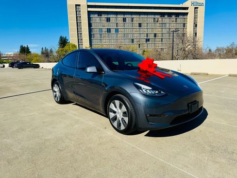 Used 2022 Tesla Model Y Long Range AWD/4WD image 2