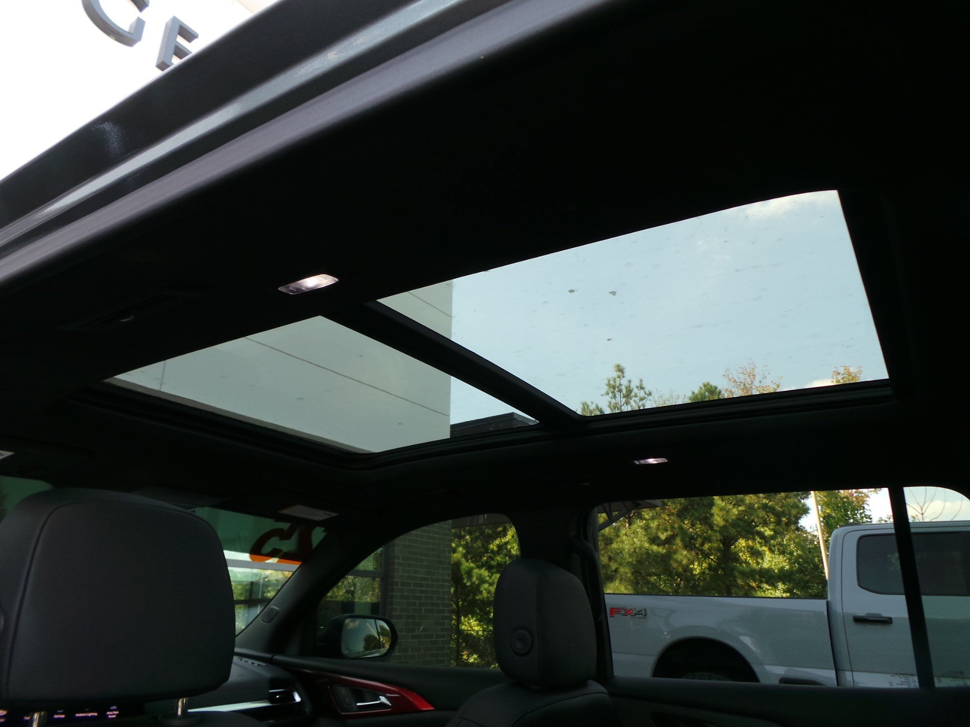 Used 2025 Chevrolet Traverse RS FWD image 30
