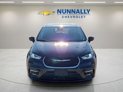 Used 2024 Chrysler Pacifica Touring-L image 8