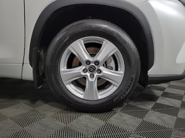 Used 2024 Toyota Highlander LE FWD image 11