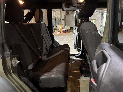 Used 2016 Jeep Wrangler Unlimited Rubicon image 22
