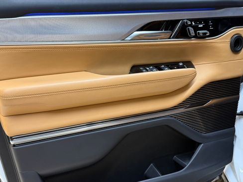 Used 2022 Jeep Grand Wagoneer Series III w/ Rear Seat Video Group 1 image 12