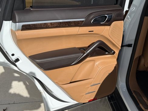 Used 2017 Porsche Cayenne S image 21