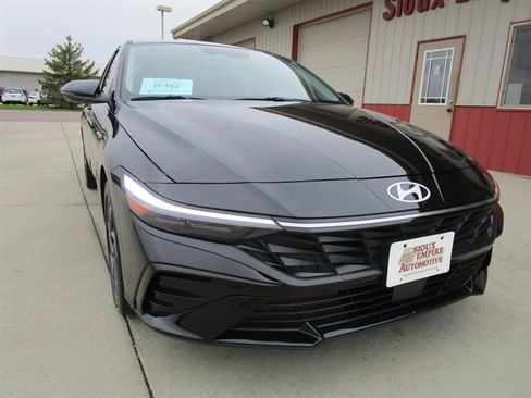 Used 2025 Hyundai Elantra Limited FWD image 3