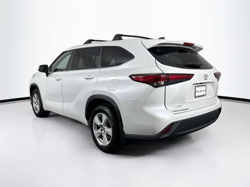 Used 2023 Toyota Highlander LE FWD image 12