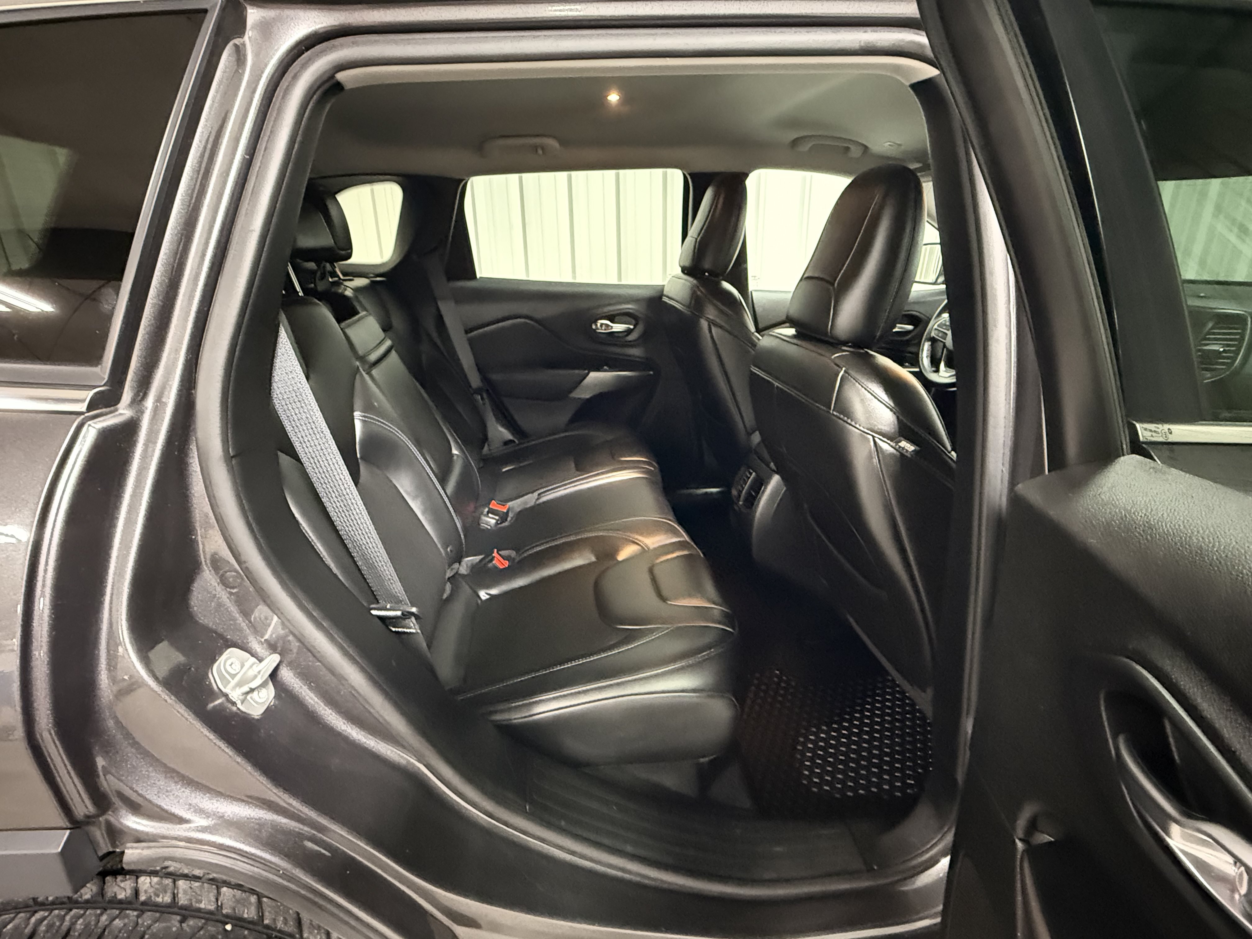 Used 2019 Jeep Cherokee Latitude Plus w/ Cold Weather Group AWD/4WD image 9