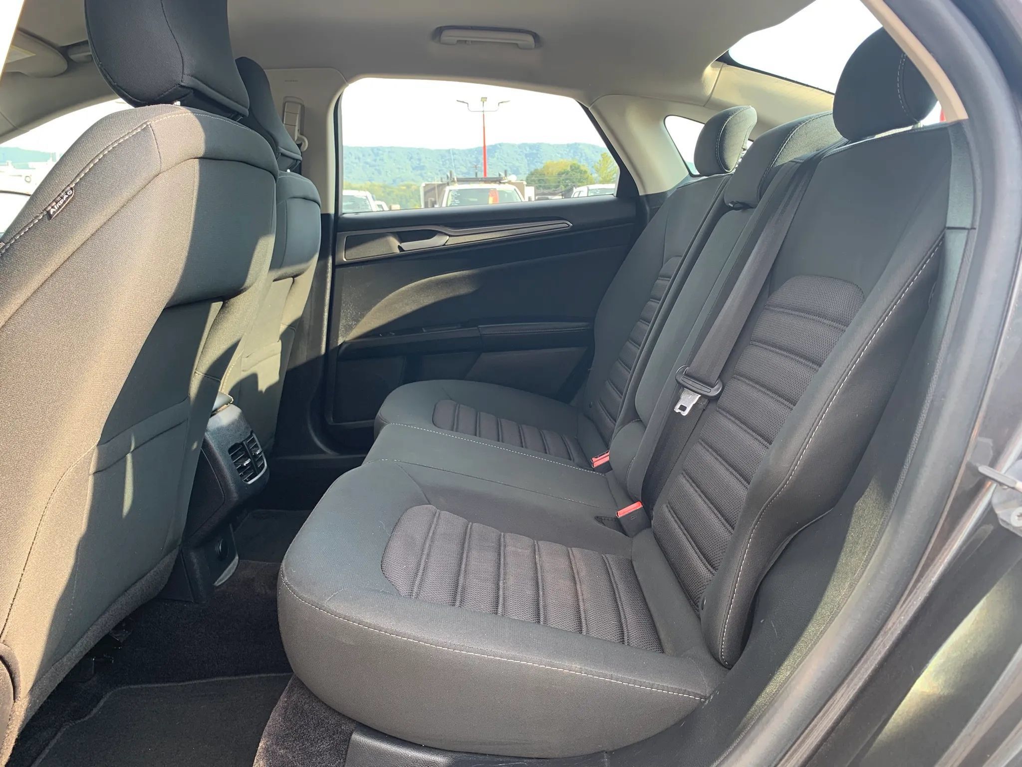 Used 2017 Ford Fusion SE FWD image 26
