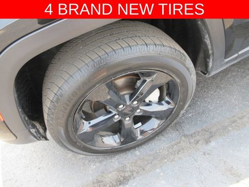 Used 2024 Jeep Grand Cherokee Limited w/ Black Appearance Package AWD/4WD image 3