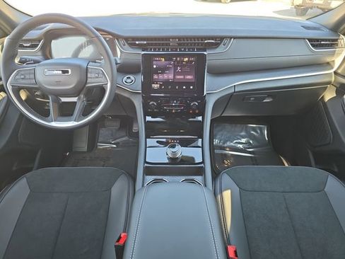 New 2025 Jeep Grand Cherokee Altitude image 9