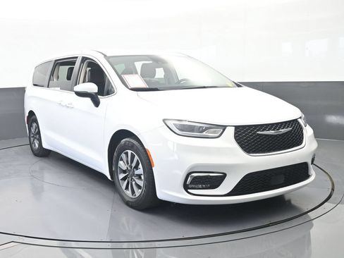 Used 2023 Chrysler Pacifica Touring-L FWD image 9