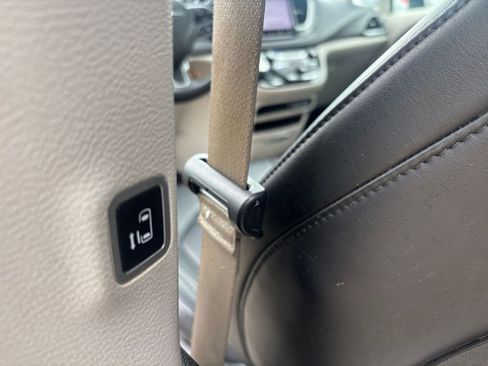 Used 2023 Chrysler Pacifica Touring-L image 24