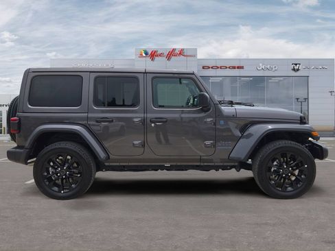 Used 2025 Jeep Wrangler Unlimited Sahara w/ Safety Group AWD/4WD image 6