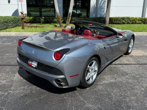 Used 2010 Ferrari California RWD image 27