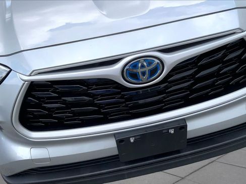 Used 2024 Toyota Highlander XLE AWD/4WD image 29