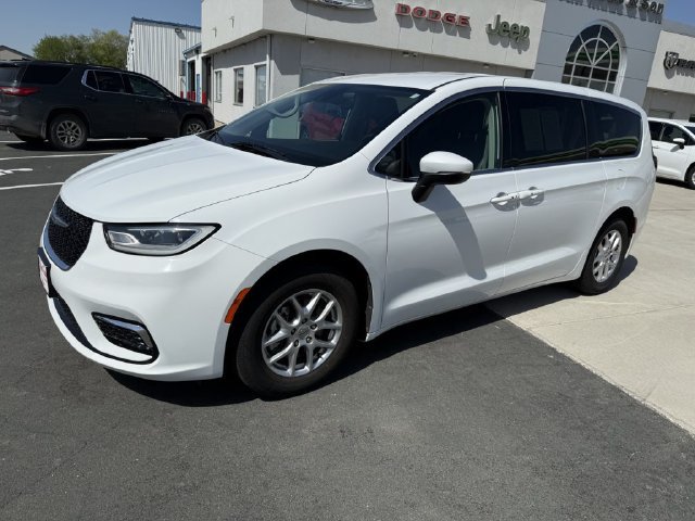 Used 2023 Chrysler Pacifica Touring-L FWD image 4