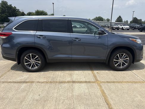 Used 2019 Toyota Highlander XLE AWD/4WD image 3