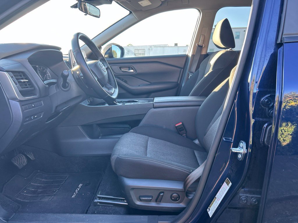 Used 2025 Nissan Rogue SV FWD image 6