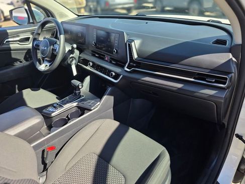 Used 2024 Kia Sportage LX image 9