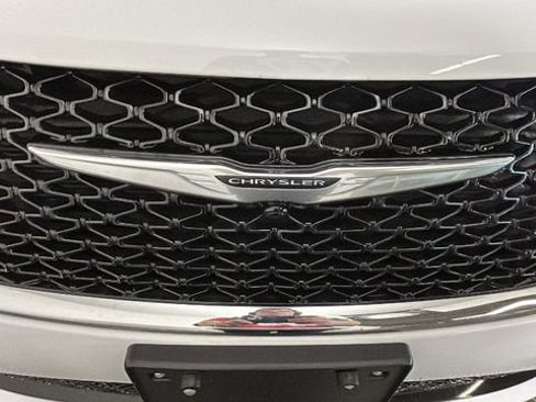 Used 2024 Chrysler Pacifica Touring-L FWD image 8