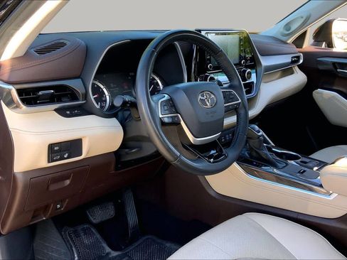 Used 2022 Toyota Highlander Limited FWD image 16