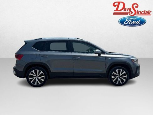 Used 2023 Volkswagen Taos SE FWD image 5